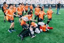 Crian�as vivenciam os bastidores de um est�dio de futebol