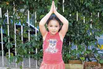 Regina Beatriz, de 7 anos, costuma repetir em casa algumas posies que aprende na prtica de ioga e meditao na escola: a da rvore  uma das suas preferidas(foto: Ronaldo Dolabella/Encontro)
