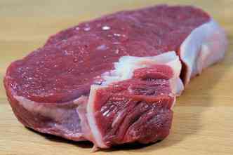 O relatrio da Organizao Mundial de Sade (OMS) mostra que o consumo de carne vermelha, especialmente a processada, aumenta o risco de se ter cncer no intestino(foto: Pixabay)