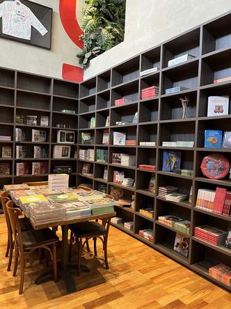 Com mais de 120 títulos, os livros foram uma escolha do jornalista e chef André Boccato: toda voltada para culinária(foto: Mariama Lopes/Divulgação) Com mais de 120 títulos, os livros foram uma escolha do jornalista e chef André Boccato: toda voltada para culinária(foto: Mariama Lopes/Divulgação)