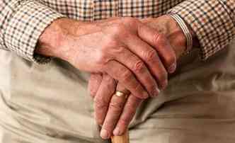 Segundo o mdico, tem todo tremor  causado pelo Mal de Parkinson. Alm disso, remdios ou mesmo cirurgia podem ajudar a reduzir os sintomas da doena(foto: Pixabay)