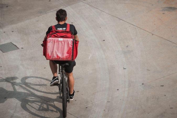 Permanecer sentado por oito horas ou mais por dia esteve associado ao dobro da prevalência de uso regular dos aplicativos(foto: Pexels) Permanecer sentado por oito horas ou mais por dia esteve associado ao dobro da prevalência de uso regular dos aplicativos(foto: Pexels)