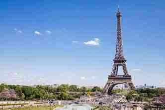 De olho em possveis ataques terroristas contra a Torre Eiffel, que recebe sete milhes de turistas todos os anos, a Frana vai instalar uma barreira  prova de bala com 2,5 m de altura(foto: Pixabay)