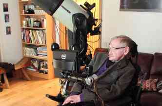 Stephen Hawking gera dvida no meio cientfico ao ser contra o contato com aliengenas e, ao mesmo tempo, participar da busca por vida fora da Terra(foto: Facebook/stephenhawking/Reproduo)