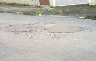 Como mostra o professor da UFMG, no adianta apenas tapar o buraco com um pouco de asfalto, j que a rea comprometida pela infiltrao da chuva pode ser maior(foto: Joo Paulo Martins/Encontro)