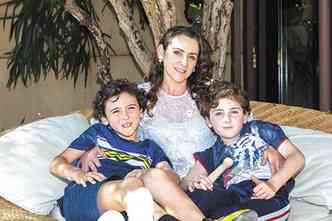 A advogada Luciana Moreira e os filhos Henrique, de 9 anos, e Eduardo, de 8: 
