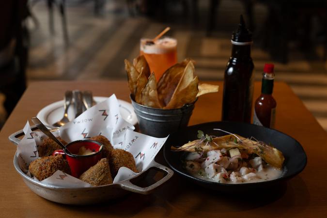 Moema ganhou um anexo e pratos como o Camembert Empanado, o Carpaccio a Tonatto, a Coxinha de Pastrami e o Nosso Ceviche vo bem com drinques como o Moeminha (foto: Paulo Marcio)