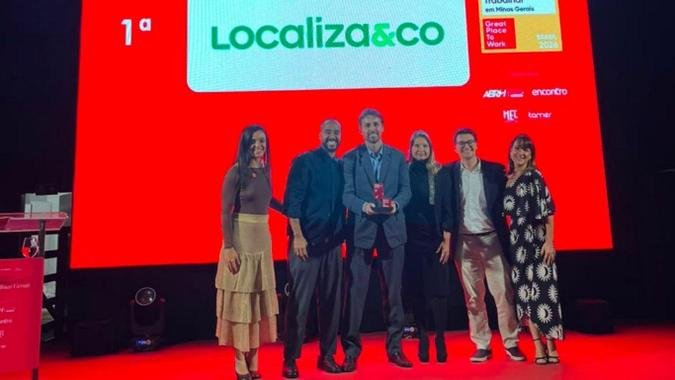 Primeira colocada entre as grandes empresas: representantes da Localiza&CO recebem premiação(foto: Divulgação) Primeira colocada entre as grandes empresas: representantes da Localiza&CO recebem premiação(foto: Divulgação)