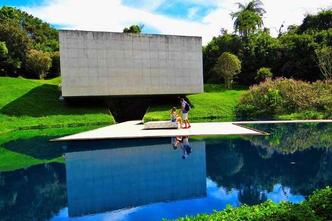 Vista externa da Galeria Adriana Varejão, uma das mais visitadas do Inhotiim, que estará aberto durante a Semana Santa(foto: Wikimedia/Creative Commons) Vista externa da Galeria Adriana Varejão, uma das mais visitadas do Inhotiim, que estará aberto durante a Semana Santa(foto: Wikimedia/Creative Commons)
