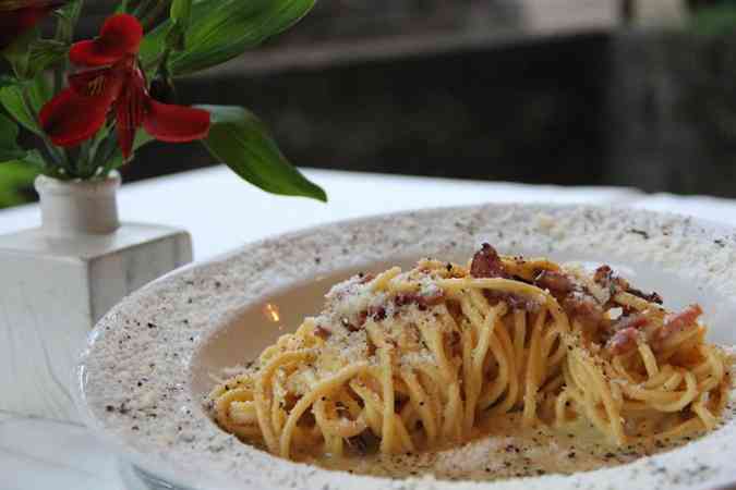 O Spaghetti alla Carbonara: prato mais pedido da casa leva massa fresca artesanal, que sai da cozinha do Anella, onde outros seis tipos são produzidos diariamente (foto: Paulo Márcio/Encontro)