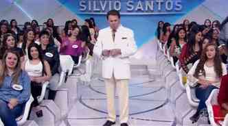 Depois de se ver num monitor, Silvio Santos no gosta de sua roupa e decide tir-la durante o programa, no meio do auditrio, causando tumulto entre as mulheres da plateia(foto: YouTube/Reproduo)