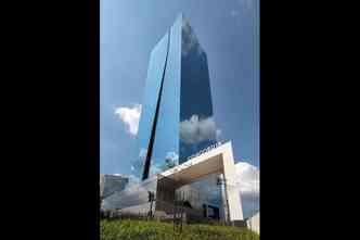 Concrdia Corporate, no Vale do Sereno: inaugurada em abril, torre com fachada em pele de vidro possui programas de reuso de gua da chuva e elevadores inteligentes(foto: Divulgao)