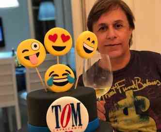 Segundo informaes do colunista Daniel Castro, do Uol, o humorista Tom Cavalcante deve, finalmente, retornar aos palcos da Globo, aps um 