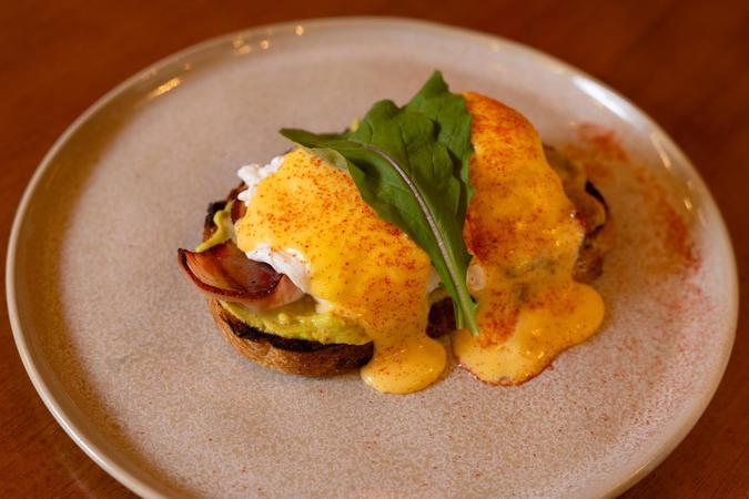 Eggs Benny, verso do Uluru Caf dos clssicos ovos beneditinos; de acordo com a empresria Luiza Pimentel, cafeteria desembarca em Braslia neste semestre e pode ganhar uma nova unidade em BH, no Belvedere (foto: Paulo Mrcio)