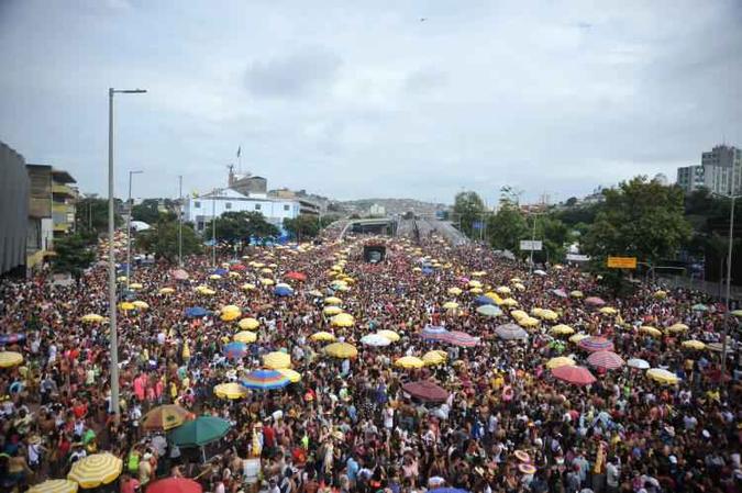Sero mais de 20 dias de Carnaval em Belo Horizonte, com cerca de 500 blocos espalhados por vrios cantos da cidade(foto: Alexandre Guzanshe/PBH/Divulgao)