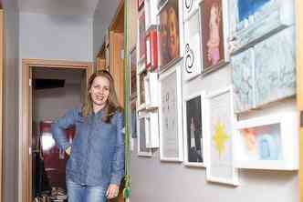 Garimpo: a psicanalista Ana Maria Batista fez em sua casa um corredor com recordaes da famlia(foto: Ronaldo Dolabella/Encontro)