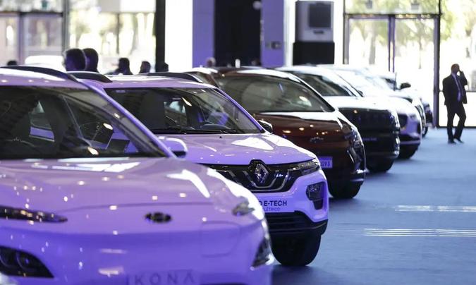 A venda de veículos novos, considerando-se apenas os automóveis e utilitários leves, teve um desempenho positivo de 5,05% no primeiro semestre deste ano(foto: Marcelo Camargo/Agência Brasil) A venda de veículos novos, considerando-se apenas os automóveis e utilitários leves, teve um desempenho positivo de 5,05% no primeiro semestre deste ano(foto: Marcelo Camargo/Agência Brasil)