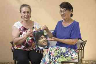 As irms Marly e Wilma Gonalves, com a foto de Zacarias: elas mantm parte do acervo do humorista em um centro cultural de Sete Lagoas(foto: Cludio Cunha)