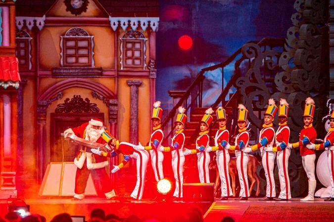 Com um palco de 1.300 m, o musical rene 80 artistas e mais de 200 figurinos(foto: Sergio Azevedo/Divulgao )