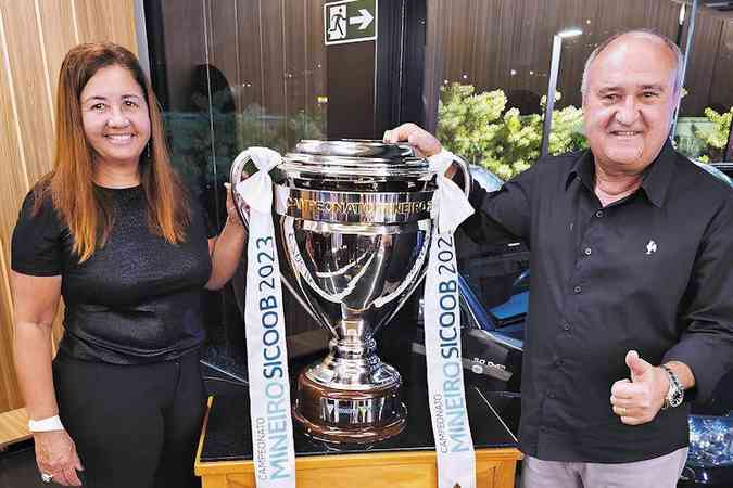 Com a mulher, Elma Lcia, e a taa do Campeonato Mineiro de 2023: 