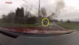 Apesar do risco, o bombeiro americano Nate Tracey no pensou duas vezes para salvar o motorista do carro acidentado que estava pegando fogo(foto: YouTube/Reproduo)