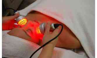 O uso do LED que emite luz vermelha serve para estimular a pele, fazendo com que as clulas gerem mais energia e se reproduzam(foto: Ntcsc.wordpress.com/Reproduo)