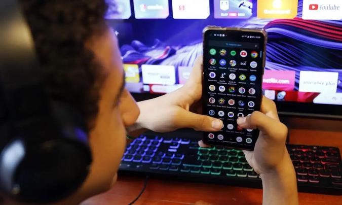 Para especialistas,  preciso determinar regras claras para as redes sociais e plataformas pata combater a explorao de crianas e adolescentes online. (foto: Bruno Peres/Agncia Brasil)