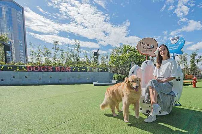 A empresária Carolina Condurú Davis e a golden retriever Odila, são assíduos no BH Shopping: A empresária Carolina Condurú Davis e a golden retriever Odila, são assíduos no BH Shopping: