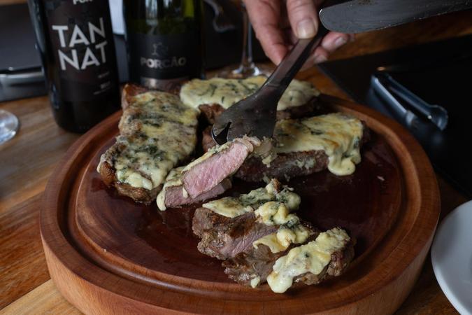 Entre os mais de 30 tipos de cortes, o empresário Fernando Jr. destaca o chorizo com gorgonzola (foto: Paulo Márcio) Entre os mais de 30 tipos de cortes, o empresário Fernando Jr. destaca o chorizo com gorgonzola (foto: Paulo Márcio)