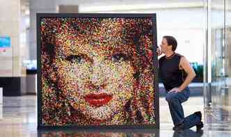 O artista americano Rob Surette posa ao lado do quadro de Taylor Swift feito com quase 20 mil gomas de mascar coloridas(foto: Ripley's Believe It or Not/Divulgao)