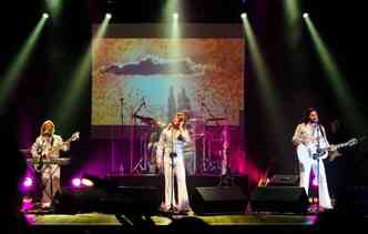 A banda Geminis se apresenta caracterizada como os Bee Gees e traz os grandes sucessos do grupo britnico(foto: Catia Donaduzzi/Divulgao)