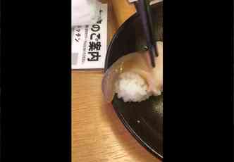O vdeo gravado num restaurante do Japo, de um sushi se 