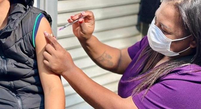 A vacina, de dose única, protege contra quatro subtipos do vírus HPV (6, 11, 16 e 18)(foto: Aline Resende/PBH) A vacina, de dose única, protege contra quatro subtipos do vírus HPV (6, 11, 16 e 18)(foto: Aline Resende/PBH)