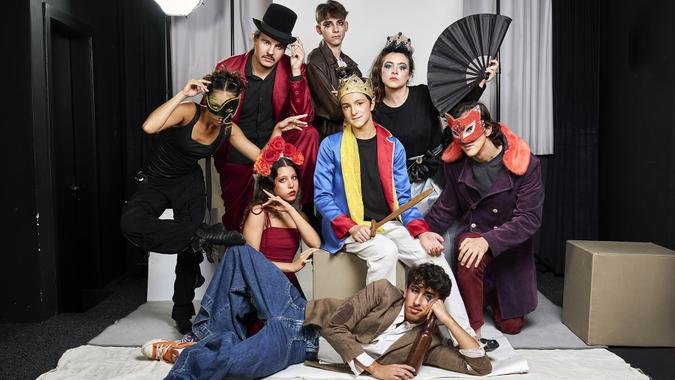 A partir da obra de Saint-Exup�ry, a companhia constr�i uma encena��o que combina m�sica, composi��o visual e jogo c�nico(foto: Fernando Veloso Le�o/Divulga��o)