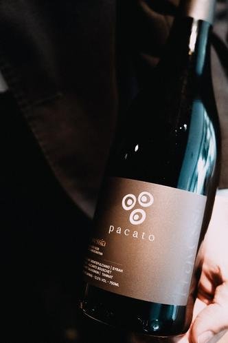 Travessia, vinho exclusivo lan�ado em comemora��o aos cinco anos do Pacato: blend de sete uvas(foto: Est�dio Grampo/Divulga��o)