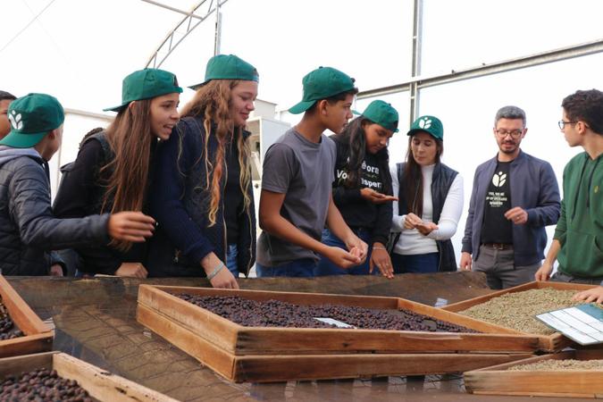 Caf com futuro: toda semana a fazenda recebe cerca de 300 estudantes para conhecer o processo de produo, aprender sobre a importncia do solo e entender que agricultura pode e deve ser sustentvel (foto: Divulgao Bioma Caf/Mariana Lopes)