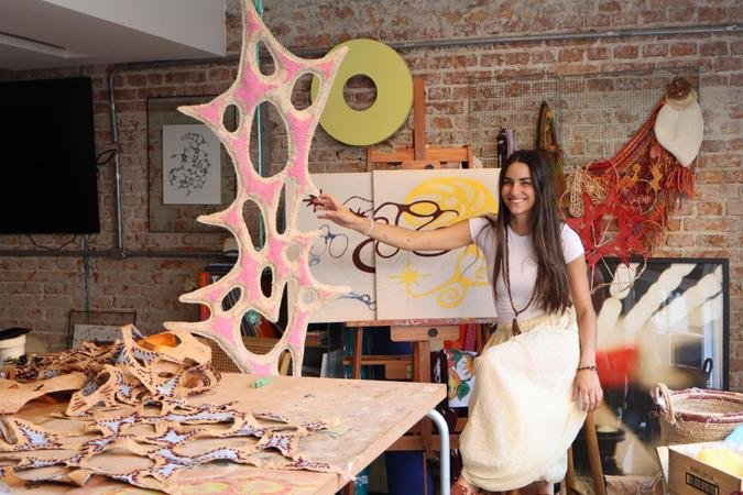 Toia Tostes parte da medita��o para criar suas esculturas, que t�m como principal suporte o tecido; em duas mostras realizadas em S�o Paulo - uma na MITS Galeria e outra da SP-Arte -, teve todas as pe�as arrematadas(foto: Maya Supino/Divulga��o )
