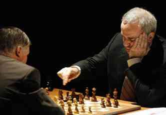 O enxadrista russo Garry Kasparov (dir.)  considerado o melhor jogador de xadrez de todos os tempos e um exemplo para muitos apaixonados por esse esporte(foto: REUTERS/Heino Kalis)