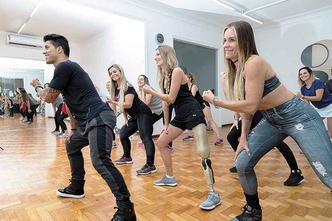 Prova de que para dançar basta ter força de vontade: a modelo Paola Antonini se exercita na aula de ritmos do professor Breno BW(foto: Ronaldo Dolabella/Encontro) Prova de que para dançar basta ter força de vontade: a modelo Paola Antonini se exercita na aula de ritmos do professor Breno BW(foto: Ronaldo Dolabella/Encontro)