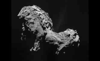 O cometa 67P Tchourioumov-Gurassimenko, descoberto em 1969, acaba de virar um aroma de perfume, que poder ser experimentado pelos ingleses em julho(foto: ESA/Rosetta NavCam/Divulgao)