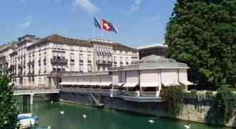 O hotel de luxo Baur au Lac, em Zurique, capital da Sua, abriga 14 suspeitos de corrupo na Fifa, que so mantidos sob custdia da polcia. Um deles, segundo a CNN, j foi extraditado para os EUA(foto: Booking.com/Reproduo)
