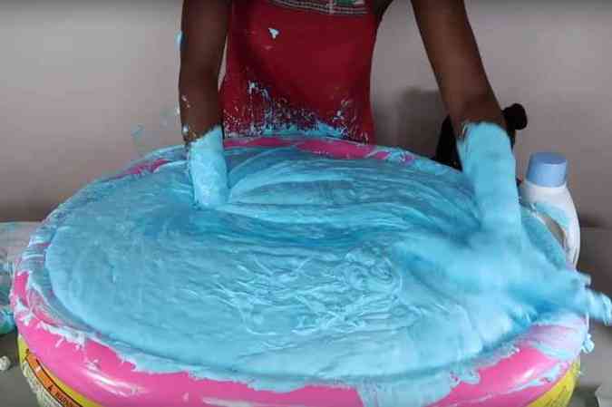 YouTube est repleto de vdeos que ensinam a produzir slime em casa(foto: YouTube/Reproduo)
