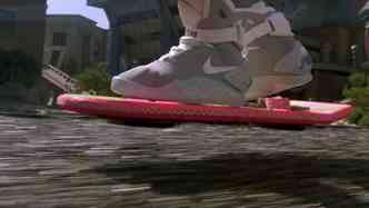 No filme De Volta para o Futuro II, de 1989, Marty McFly Jr., interpretado por Michael J. Fox, usa um skate voador para fugir de uma gangue de encrenqueiros(foto: Universal Pictures/Divulgao)