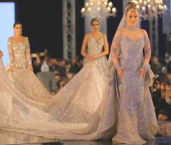 A cantora e atriz libanesa Nicole Saba parou a internet ao desfilar usando um vestido avaliado em R$ 44 milhes(foto: Instagram/nicolesabaaa/Reproduo)