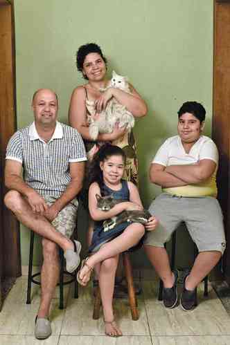 A pesquisadora Mirely Silva Corras e o marido Gustavo Pereira no resistiram ao charme do gato Raul: 