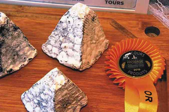 Premiado no torneio internacional de queijos da Frana, o Nvoa Valenuai  feito com leite cru, envolto em uma fina camada de carvo mineral e maturado entre 25 e 30 dias: nome  combinao de 