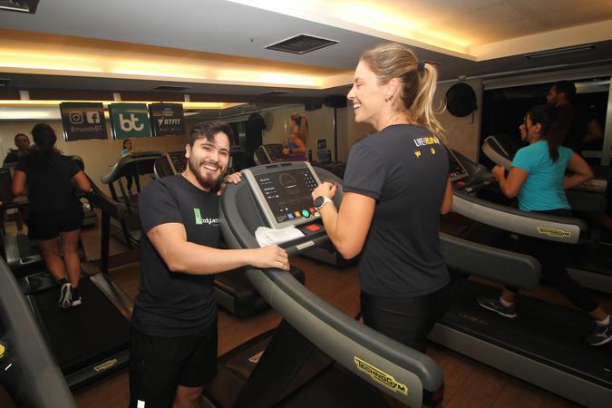 BodyTech: h 12 anos no Belvedere, local est em constante modernizao para que a longevidade ande de mos dadas com a atualizao, na foto, Alan Warley e a aluna Bruna Melfior (foto: Pdua de Carvalho)