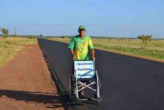 O ativista mineiro Jos Geraldo de Souza Castro vai percorrer mais de 10 mil km de norte a sul no Brasil empurrando uma cadeira de rodas para conscientizar as pessoas sobre o respeito aos deficientes(foto: Arquivo Pessoal/Divulgao)