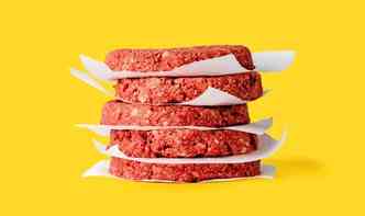 Graas  protena vegetal leg-hemoglobina, o hambrguer da Impossible Food fica com a mesma aparncia de um tradicional, feito com carne(foto: Impossiblefoods.com/Reproduo)