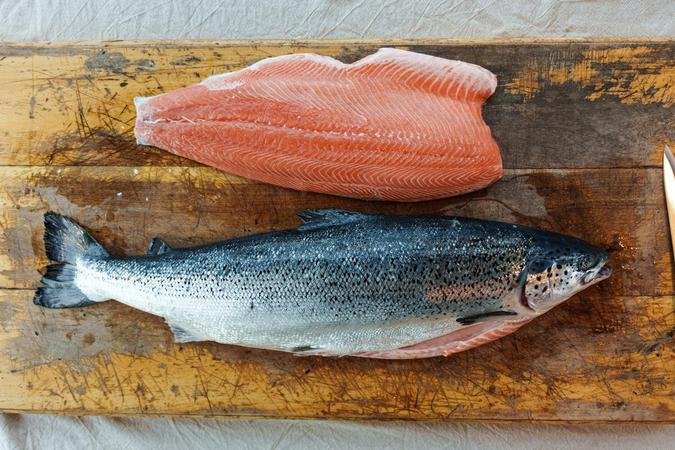 Cultivados nas �guas geladas da Patag�nia Chilena, o salm�o leva mais de dois anos at� estar pronto para o consumo (foto: AquaChile/Divulga��o)